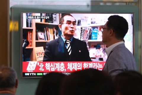 Truyền hình Hàn Quốc đưa tin về vụ đào tẩu của ông Thae Yong Ho, Phó Đại sứ Triều Tiên tại nước Anh. (Nguồn: AP)