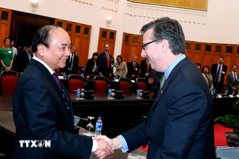 Thủ tướng Nguyễn Xuân Phúc với Chủ tịch kiêm Giám đốc điều hành Hội đồng Kinh doanh Hoa Kỳ-ASEAN, ông Alexander Feldman. (Ảnh: Thống Nhất/TTXVN)