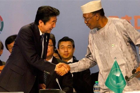Thủ tướng Nhật Bản Shinzo Abe bắt tay với lãnh đạo AU tại hội nghị. (Nguồn: AP)
