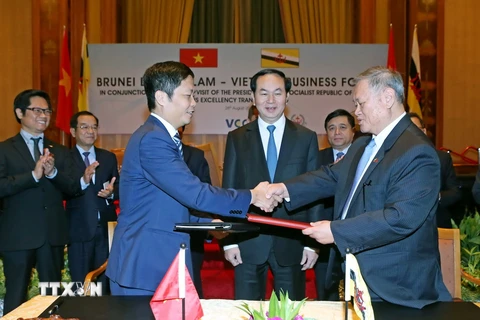 Chủ tịch nước chứng kiến Lễ ký Biên bản ghi nhớ về tăng tường hợp tác kinh tế giữa Bộ Công Thương và Bộ Ngoại giao và Thương mại Brunei Darussalem. (Ảnh: Nhan Sáng/TTXVN)