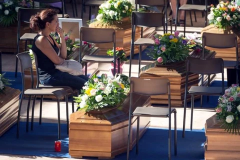 Quan tài đựng thi thể các nạn nhân thiệt mạng trọng trận động đất ở Italy tại lễ tang diễn ra ở Ascoli Piceno. (Nguồn: Reuters) 
