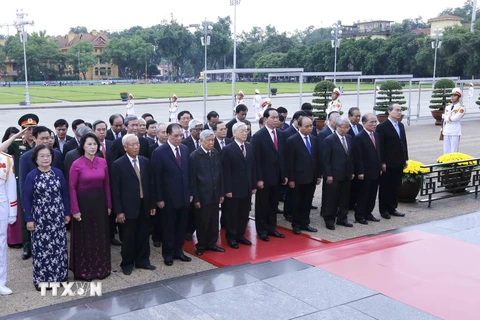 Lãnh đạo Đảng, Nhà nước đặt vòng hoa và vào lăng viếng Chủ tịch Hồ Chí Minh. (Ảnh: An Đăng/TTXVN)