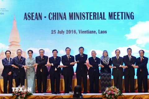 Các trưởng đoàn dự Hội nghị Bộ trưởng Ngoại giao ASEAN-Trung Quốc ở Vientiane, ngày 25/7, chụp ảnh chung. (Nguồn: THX/TTXVN)