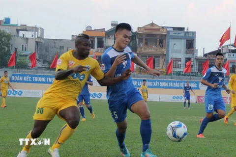 Một pha tranh bóng giữa các cầu thủ trong trận FLC Thanh Hóa hòa Than Quảng Ninh. (Ảnh: Trịnh Duy Hưng/TTXVN)
