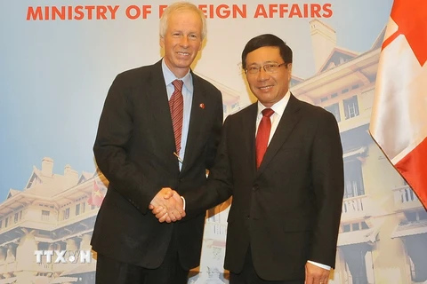 Phó Thủ tướng, Bộ trưởng Ngoại giao Phạm Bình Minh đón và hội đàm với Bộ trưởng Ngoại giao Canada Stephane Dion, sang thăm chính thức Việt Nam. (Ảnh: Nguyễn Khang/TTXVN)