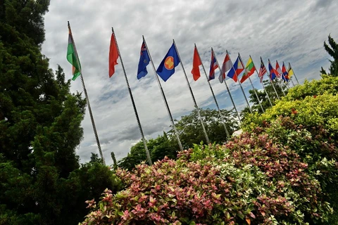 Lá cờ các nước tham dự hội nghị được treo bên ngoài trung tâm báo chí hội nghị ở Vientiane. (Nguồn: AFP)