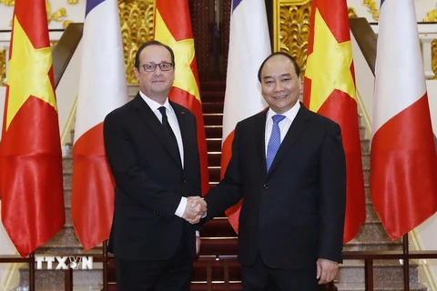 Thủ tướng Nguyễn Xuân Phúc đón, hội kiến Tổng thống Cộng hòa Pháp Francois Hollande. (Ảnh: An Đăng/TTXVN)