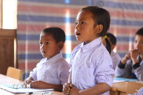 Học sinh dân tộc thiểu số học môn tiếng Việt lớp 1 ở trường tiểu học Tá Bạ, xã Tá Bạ, huyện Mường Tè (Lai Châu). (Ảnh: Quý Trung/TTXVN)