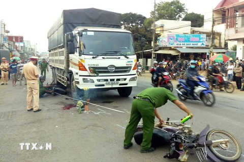 Lực lượng chức năng xử lý vụ tai nạn giao thông khiến một người chết tại thị trấn Di Linh. (Ảnh: Đặng Tuấn/TTXVN)