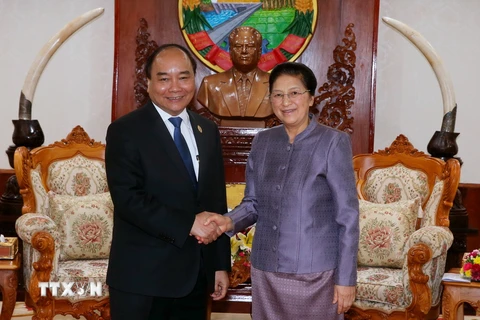 Thủ tướng Nguyễn Xuân Phúc hội kiến với Chủ tịch Quốc hội Lào Pany Yathotu. (Ảnh: Thống Nhất/TTXVN )