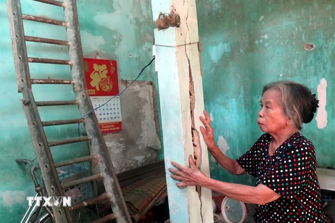 Ngôi nhà của bà Lê Thị Dĩnh ở phường An Mỹ nằm trong vùng quy hoạch treo đang bị xuống cấp nghiêm trọng. (Ảnh : Đỗ Trưởng/TTXVN)