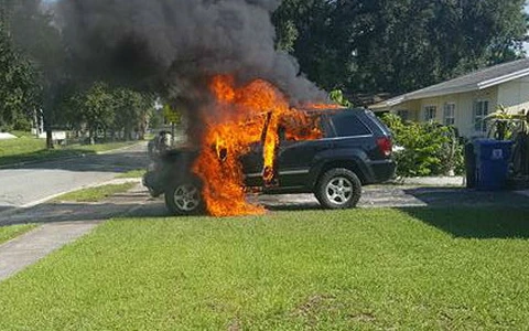 Chiếc xe Jeep của Nathan Dornacher bị lửa bao phủ. (Nguồn: Facebook/Nathan Lydia Dornacher)