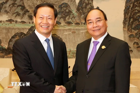 Thủ tướng Chính phủ Nguyễn Xuân Phúc đã tiếp thân mật ông Bành Thanh Hoa, Bí thư Đảng ủy Khu tự trị dân tộc Choang Quảng Tây. (Ảnh: Thống Nhất/TTXVN)