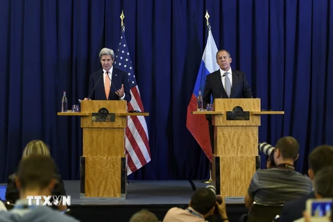 Ngoại trưởng Nga Sergei Lavrov (phải) và Ngoại trưởng Mỹ John Kerry (trái) tại cuộc họp báo chung sau cuộc gặp ở Geneva. (Nguồn: EPA/TTXVN)