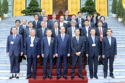 Chủ tịch nước Trần Đại Quang chụp ảnh chung với các đại biểu. (Ảnh: Nhan Sáng/TTXVN)