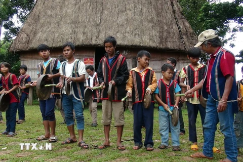 Nghệ nhân làng Plei Ốp truyền dạy cho các thế hệ trẻ trong làng. (Ảnh: Hoài Nam/TTXVN)