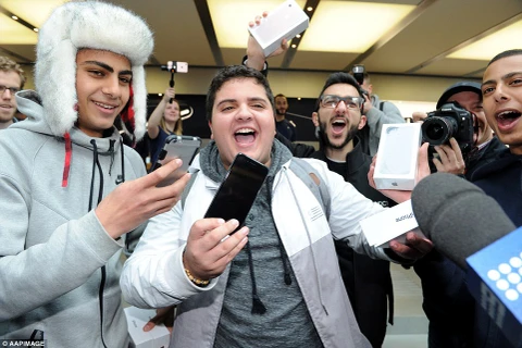 Giới hâm mộ "Táo khuyết" háo hức trong ngày mở bán iPhone 7