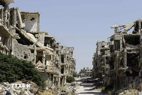 Cảnh đổ nát do xung đột tại Jouret al-Shiah, ngoại ô thành phố Homs ngày 19/9. (Nguồn: AFP/TTXVN)