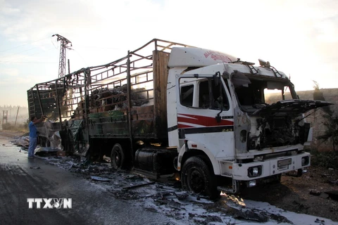 Xe tải chở hàng cứu trợ bị trúng bom tại thị trấn Orum al-Kubra, tỉnh Aleppo. (Nguồn: AFP/TTXVN)