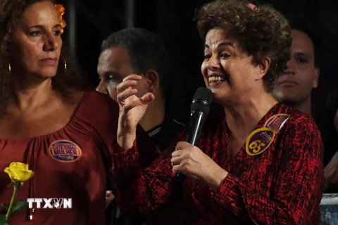 Cựu Tổng thống Brazil Dilma Rousseff (ảnh, phải) xuất hiện tại buổi míttinh vận động cho cuộc bầu cử tại địa phương sẽ diễn ra vào ngày 2/10 tới ở thành phố Rio de Janeiro. (Nguồn: AFP/TTXVN)