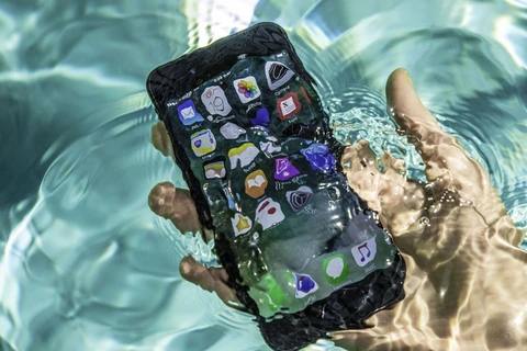 Chuyện gì xảy ra khi ngâm iPhone 7 trong nước sôi và Coca lạnh?