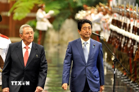 Chủ tịch Cuba Raul Castro và Thủ tướng Shinzo Abe duyệt đội danh dự trong lễ đón chính thức. (Ảnh: Vũ Lê Hà/TTXVN)