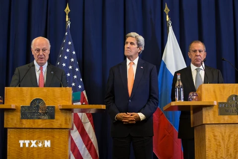 Ngoại trưởng Mỹ John Kerry (giữa), Ngoại trưởng Nga Sergei Lavrov (phải) và Đặc phái viên Liên hợp quốc về Syria Staffan de Mistura trong cuộc họp báo về tình hình Syria ở Geneva, Thụy Sĩ ngày 10/9. (Nguồn: THX/TTXVN)