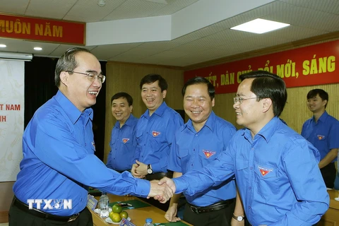 Chủ tịch Nguyễn Thiện Nhân với các lãnh đạo Trung ương Đoàn. (Ảnh: Nguyễn Dân/TTXVN)