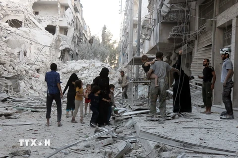 Người dân Syria chuyển thi thể các nạn nhân sau xung đột tại al-Muasalat, phía bắc thành phố Aleppo ngày 23/9. (Nguồn: AFP/TTXVN)