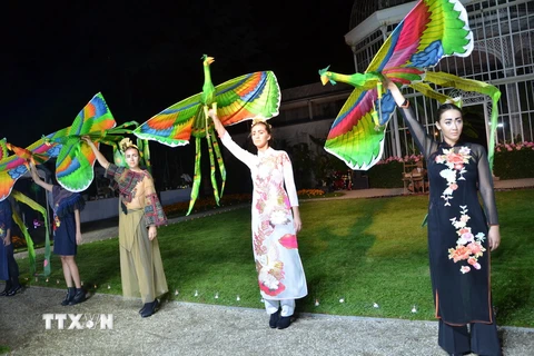 Các người mẫu Pháp trình diễn thời trang áo dài Việt Nam tại buổi ra mắt dự án “Ngôi nhà Việt," tổ chức tối 22/9 tại Paris. (Ảnh: Bích Hà/TTXVN) 