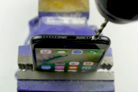 "Choáng" với màn khoan chế jack tai nghe 3,5mm trên iPhone 7
