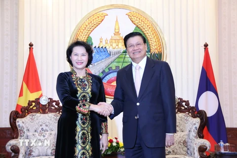 Chủ tịch Quốc hội Nguyễn Thị Kim Ngân hội kiến Thủ tướng Lào Thongloun Sisoulith. (Ảnh: Phạm Kiên/TTXVN)