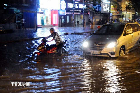 Nhiều phương tiện giao thông ngập sâu trong nước tại đường Nguyễn Hữu Cảnh, Quận Bình Thạnh, Thành phố Hồ Chí Minh, chiều tối 26/9. (Ảnh: An Hiếu/TTXVN)
