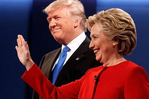 Bà Hillary Clinton và ông Donald Trump trong cuộc tranh luận đầu tiên. (Nguồn: AP)