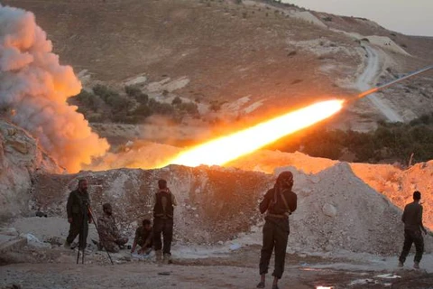 Phiến quân Syria sử dụng tên lửa Grad trong một cuộc giao tranh ở Hama, ngày 4/9. (Nguồn: Reuters)