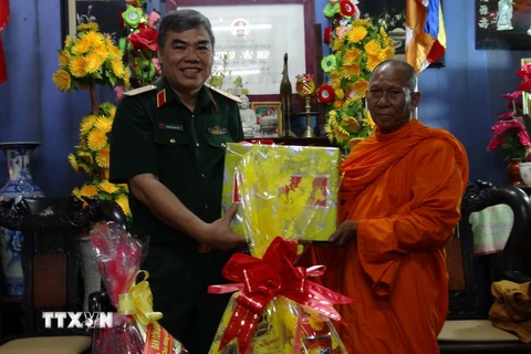 Thiếu tướng Nguyễn Đoàn Kết tặng quà cho đại diện Chùa Âng (thành phố Trà Vinh). (Ảnh: Thanh Hòa/TTXVN)