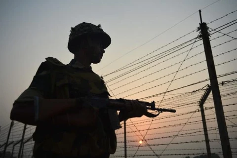 Một lính biên phòng Ấn Độ đứng gác ở hàng rào đường Ranh giới kiểm soát (LoC). (Nguồn: AFP)