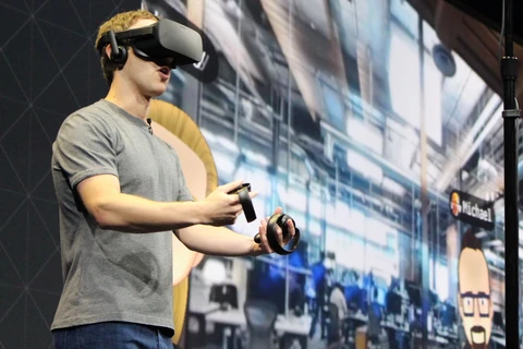 Mark Zuckerberg trải nghiệm kính thực tế ảo Oculus Rift2 tại sự kiện diễn ra ở San Jose, California, Mỹ. (Nguồn: AFP)