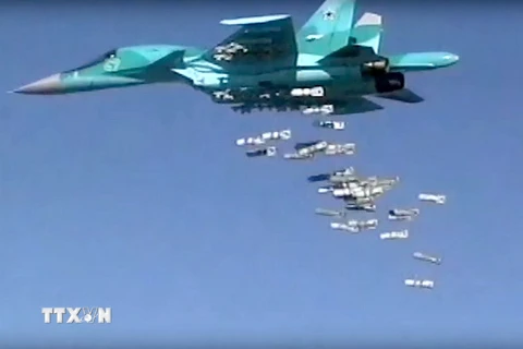 Máy bay Sukhoi Su-34 của Nga ném bom nhằm vào các mục tiêu IS tại Deir ez-Zor, Syria ngày 18/8. (Nguồn: EPA/TTXVN)