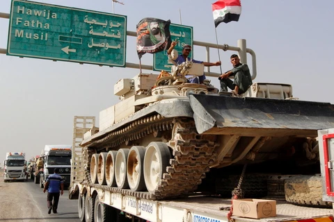 Xe tăng quân đội Iraq tập kết bên ngoài ngoại ô Mosul. (Nguồn: Reuters)