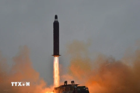 Tên lửa đạn đạo tầm trung Hwasong-10, còn được gọi là Musudan, được phóng từ một địa điểm bí mật ở Triều Tiên. (Nguồn: EPA/TTXVN)
