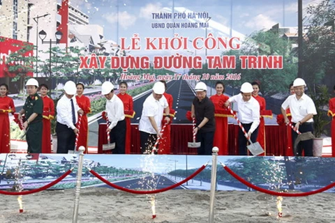 Các đại biểu khởi công dự án. (Nguồn: hanoi.gov.vn)