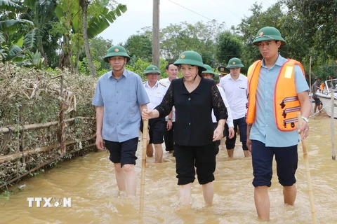 Chủ tịch Quốc hội Nguyễn Thị Kim Ngân đi thị sát tại xã Đức Hưng, huyện Vũ Quang vẫn đang ngập trong lũ. (Ảnh: Trọng Đức/TTXVN)