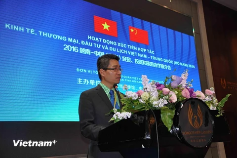 Đại diện Đại sứ quán Việt Nam tại Trung Quốc, Tham tán Công sứ Nguyễn Đắc Thành phát biểu tại hội thảo. (Nguồn: PX Bắc Kinh)
