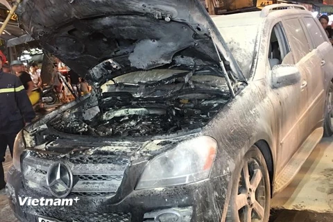 Hà Nội: Xế hộp Mercedes bỗng nhiên bốc cháy giữa phố cổ 