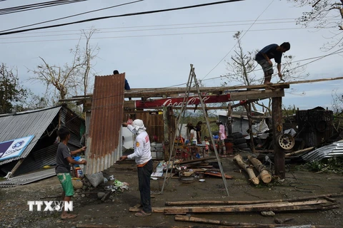 Nhà cửa bị hư hại do bão Haima tại thị trấn Ilagan, tỉnh Isabela, phía bắc thủ đô Manila của Philippines ngày 20/10. (Nguồn: AFP/TTXVN)