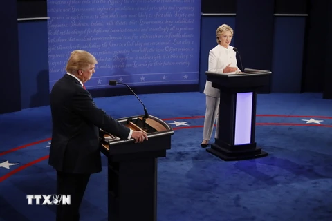 Ứng cử viên của đảng Dân chủ Hillary Clinton (phải) và ứng cử viên đảng Cộng hòa Donald Trump (trái) tại cuộc tranh luận trực tiếp thứ 3. (Nguồn: EPA/TTXVN)