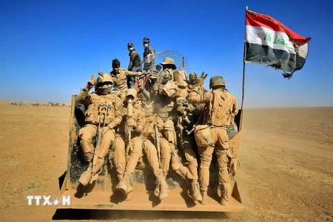 Binh sỹ Iraq trong chiến dịch truy quét IS tại Qayyarah, Mosul ngày 20/10. (Nguồn: AFP/TTXVN)