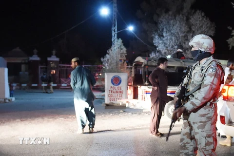 Binh sỹ Pakistan được triển khai tới hiện trường vụ tấn công. (Nguồn: AFP/TTXVN)