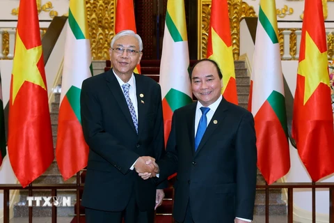 Thủ tướng Nguyễn Xuân Phúc hội kiến với Tổng thống Cộng hòa Liên bang Myanmar Htin Kyaw đang có chuyến thăm cấp Nhà nước tới Việt Nam. (Ảnh: Thống Nhất/TTXVN)